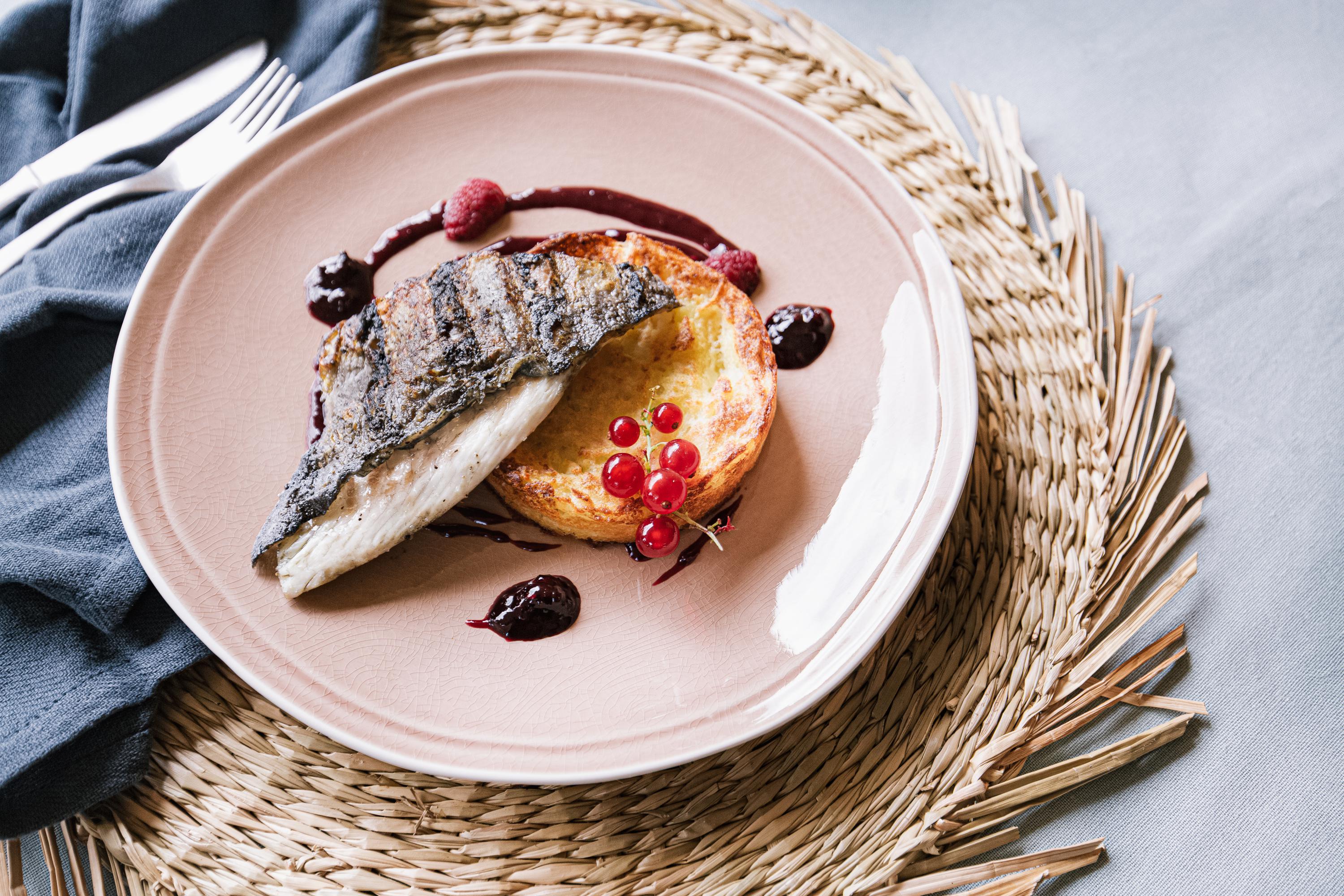 Gegrillte Seebrasse mit Knoblauch-Kartoffel-Auflauf und Wildbeerensauce